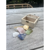 Schatkistje met ruwe stenen